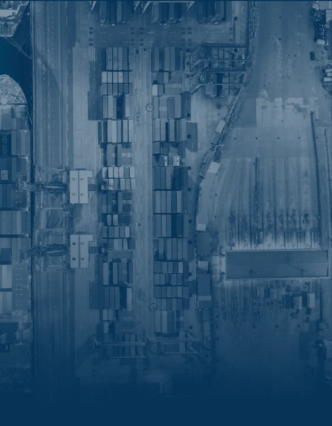 Vista aérea de um porto com pátio de containers